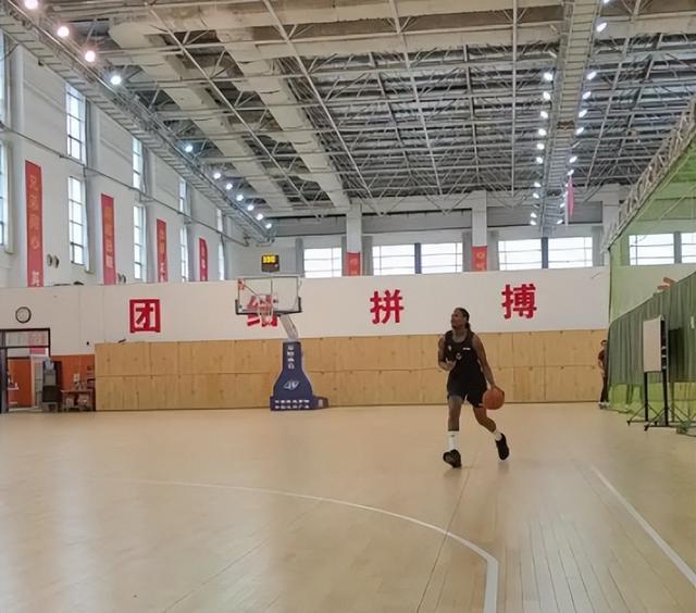 如何通过模拟比赛环境提高篮板实战能力?_0